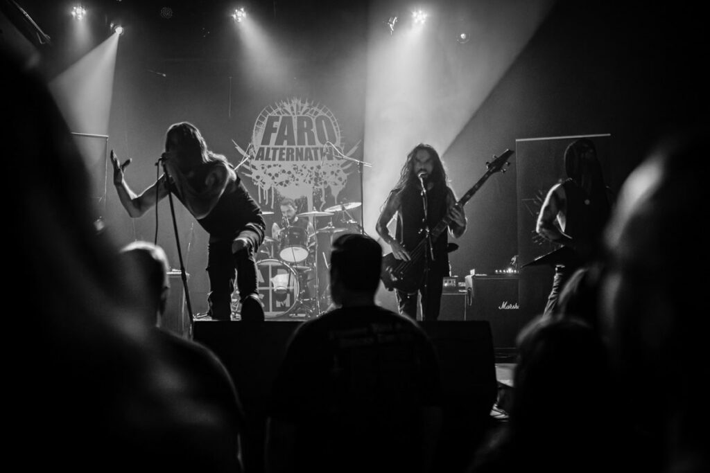 A energia de um concerto de metal, captada através da interação entre músicos, público e iluminação de palco.